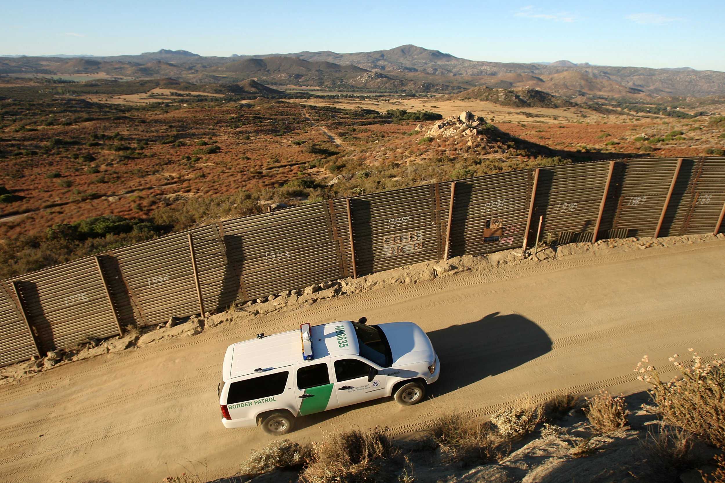 Как и зачем американцы строят великую стену на границе с мексикой