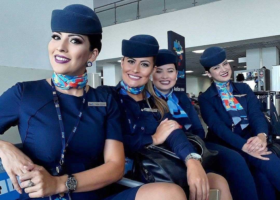 Помог девушке стюардессе. Стюардессы. Профессия стюардесса. Красивая форма стюардесс. Имидж стюардессы.