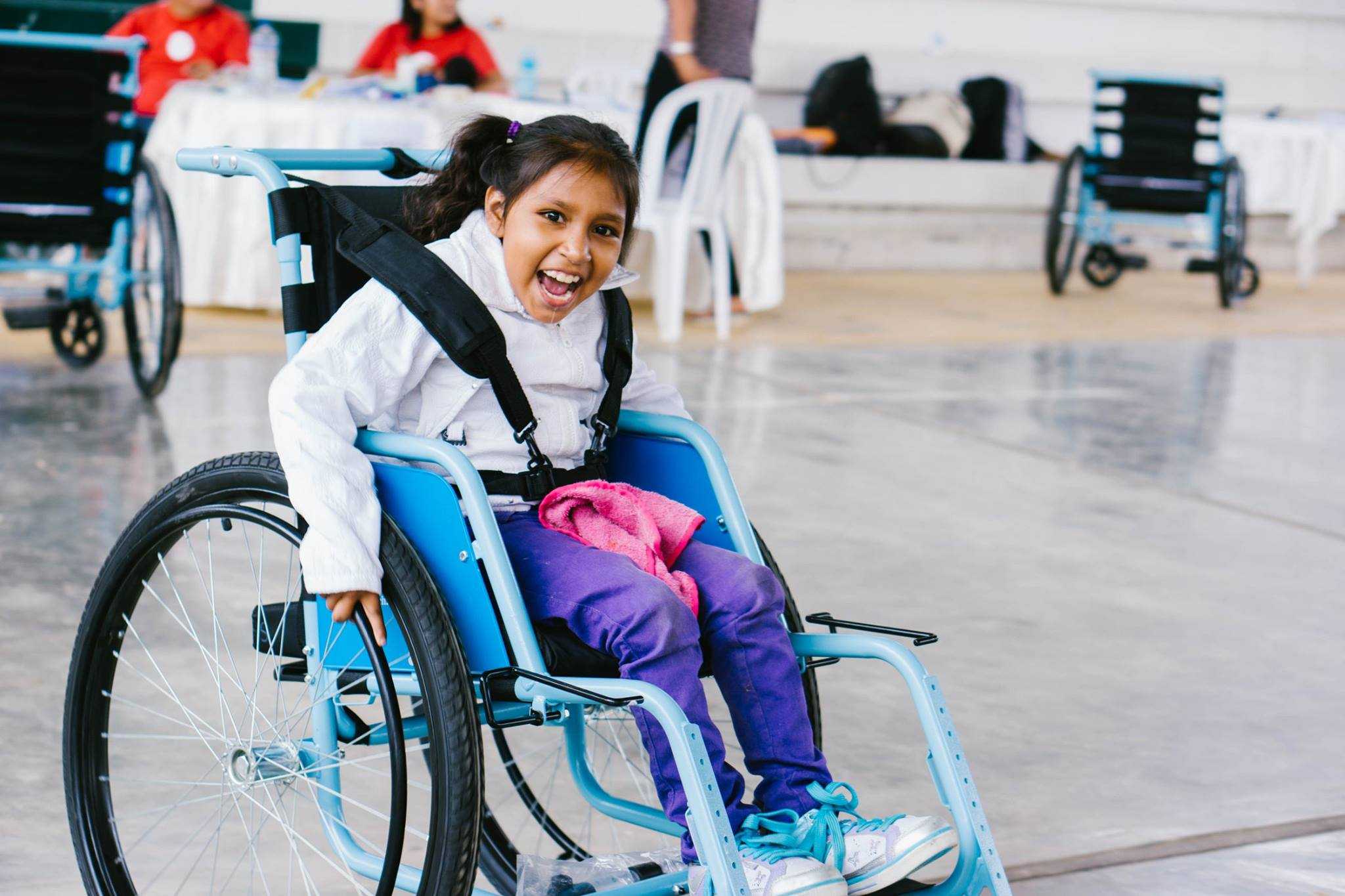 Люди с церебральным параличом. Инвалиды. Ребенок в инвалидной коляске. Коляска для инвалидов. Люди с ограниченными возможностями.