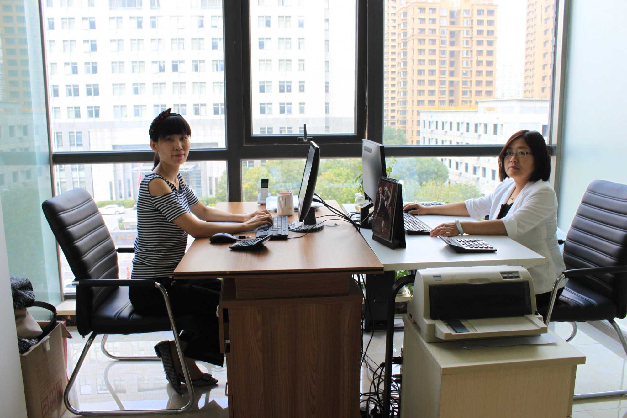 Работа в китае для русских 2024. Офис в Китае. Китайцы в офисе. Китайские офисные работники. Китайские работники в офисе.