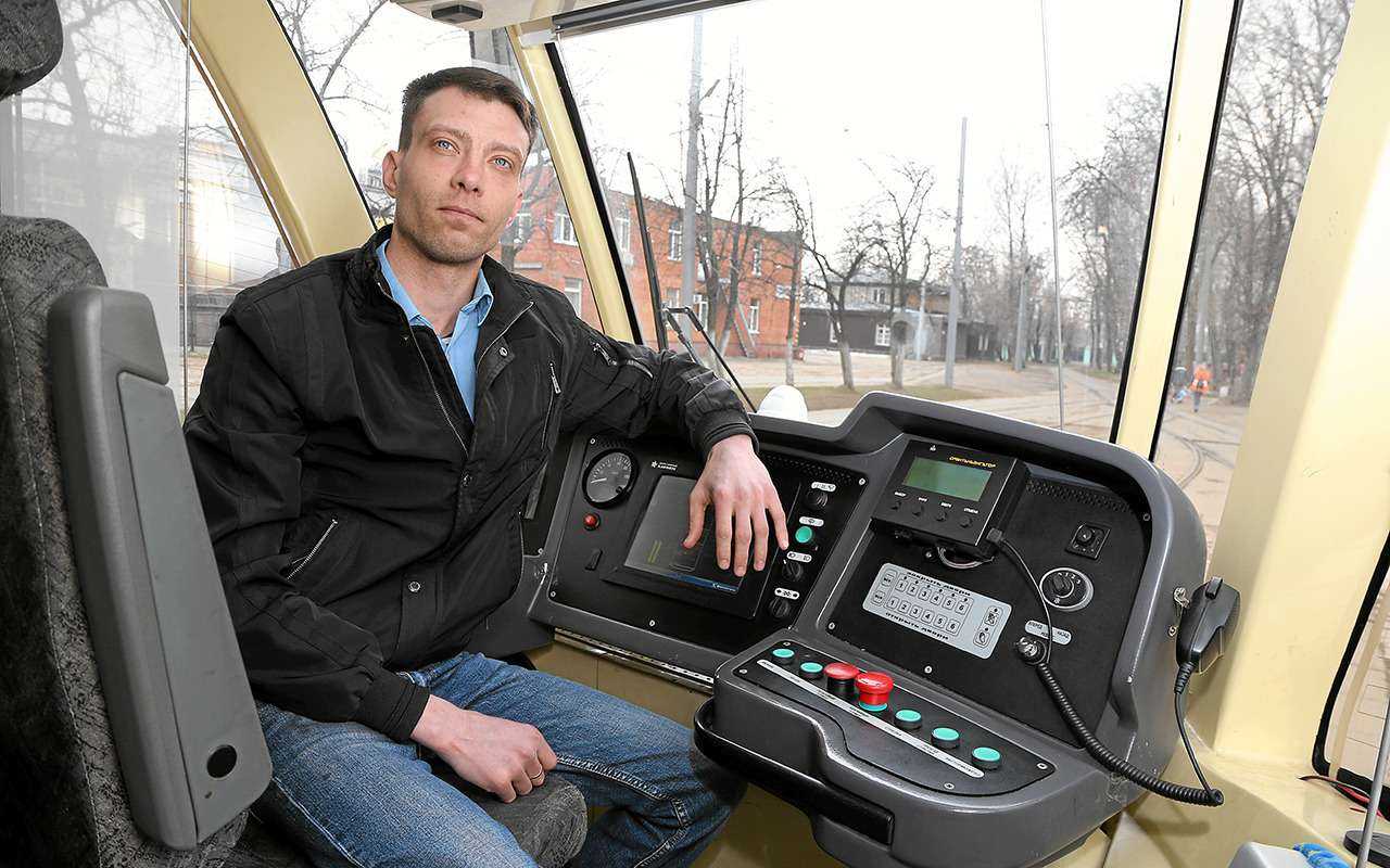 Работа водителем автобуса в московском. Мосгортранс водители трамвая. Контроллер водителя. Машинист трамвая. Форма водителя трамвая.
