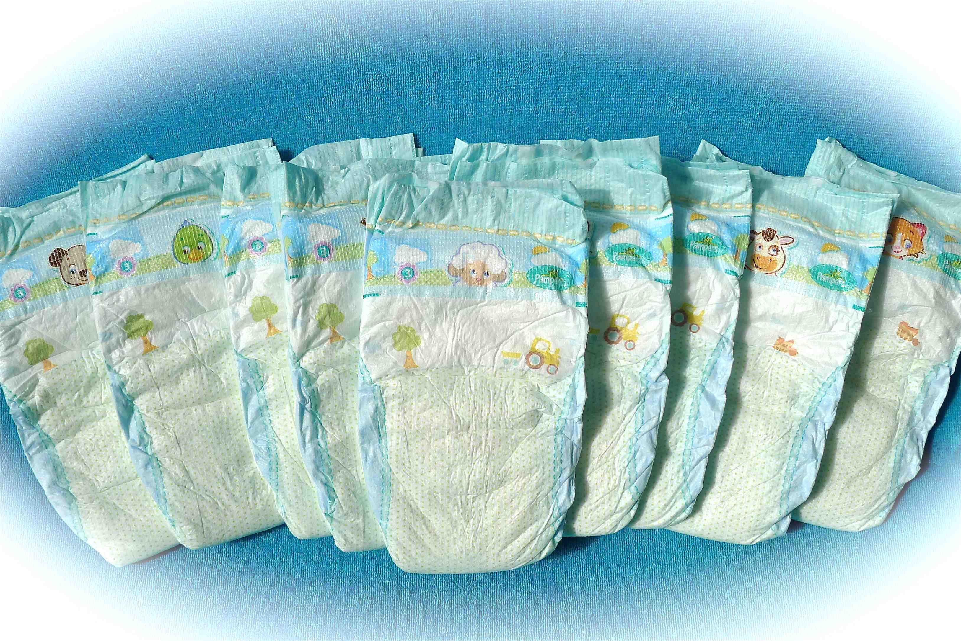 Подгузники для новорожденных мальчиков. Малыш в памперсе. Подгузники для новорожденных. Одноразовые подгузники для новорожденных.