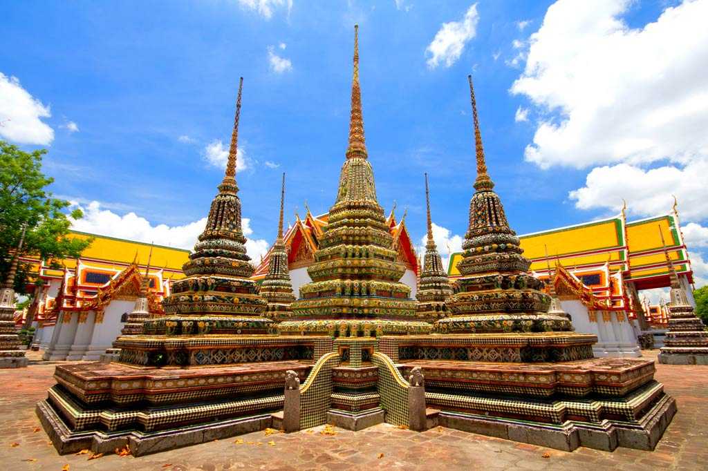 Религия, буддизм, монашеская жизнь в тайланде на земле желтых одежд